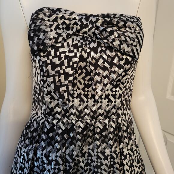 Eva Franco Silver & Black Geometric Strapless Mini Cocktail Dress Bow Size 4 USA - Picture 6 of 13